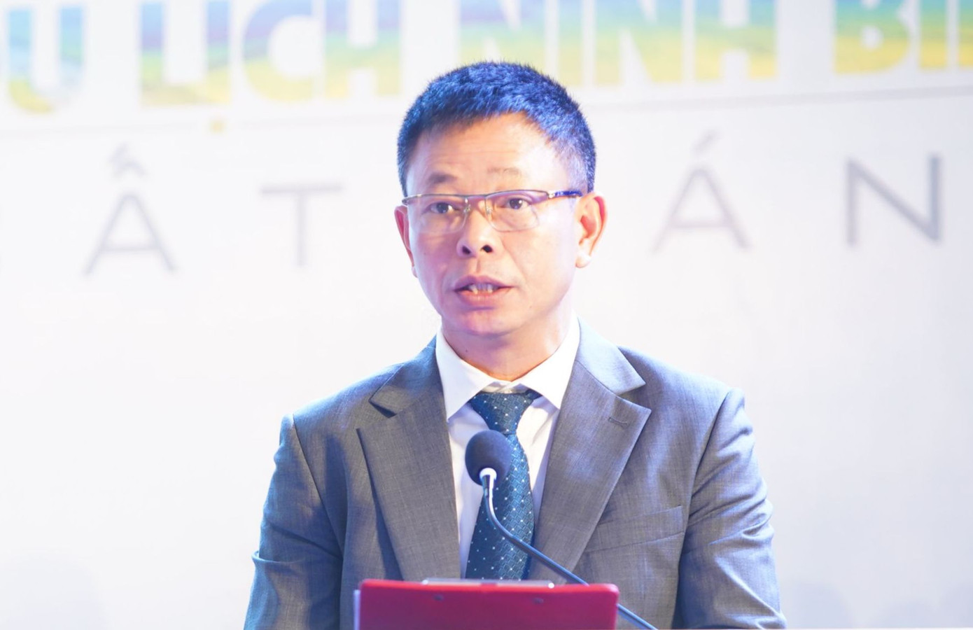 Ông Phùng Công Sưởng - Tổng Biên tập Báo Tiền Phong. Ông Phùng Công Sưởng - Tổng Biên tập Báo Tiền Phong.