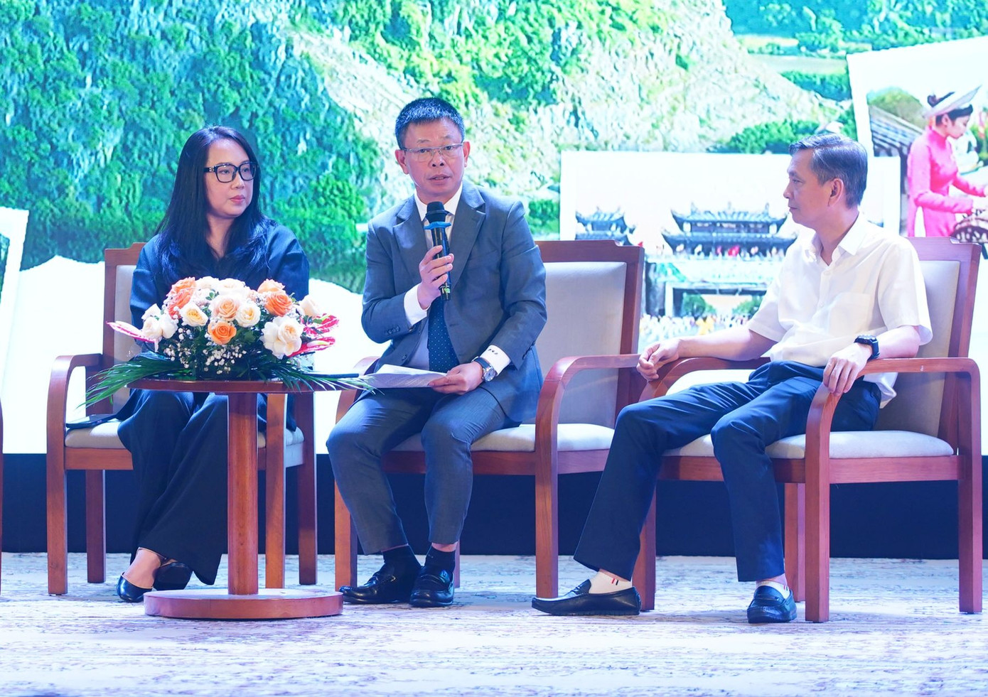 Nhà báo Phùng Công Sưởng đặt câu hỏi với các đơn vị tổ chức chương trình giải trí tạo cơn sốt thời gian qua. Nhà báo Phùng Công Sưởng đặt câu hỏi với các đơn vị tổ chức chương trình giải trí tạo cơn sốt thời gian qua.