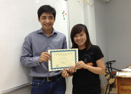 Trao chứng chỉ tiếng Anh tới học viên.