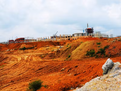 Ngổn ngang sắt thép công trường Tân Rai tháng 10-2010 . Ảnh: L.K Ngổn ngang sắt thép công trường Tân Rai tháng 10-2010