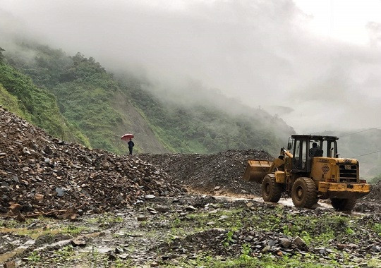 Lai Châu: Đất đá đổ ào ào, quốc lộ 12 tê liệt ảnh 1