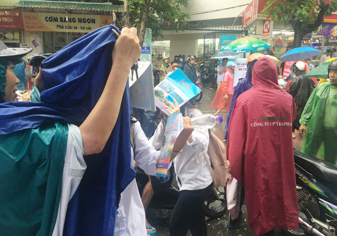 Kết thúc thi tổ hợp KHXH: Thí sinh thở phào vì đề không quá khó ảnh 4