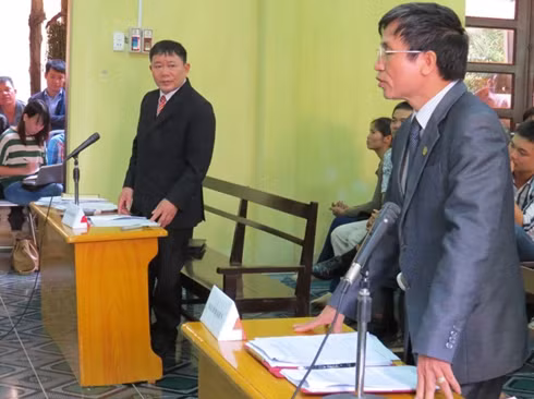Hai đại diện cho bị đơn và nguyên đơn tại phiên xử hôm nay. Ảnh: Trường Giang