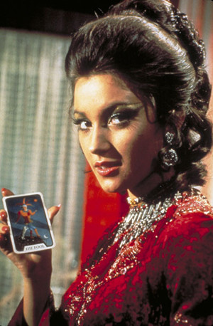 Jane Seymour - Bond girl trong "Live and Let Die", năm 1973