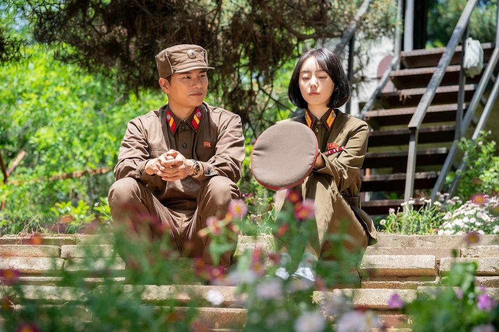 Phim khắc họa những hình ảnh thơ mộng về vùng đất bên kia biên giới. Phim khắc họa những hình ảnh thơ mộng về vùng đất bên kia biên giới.