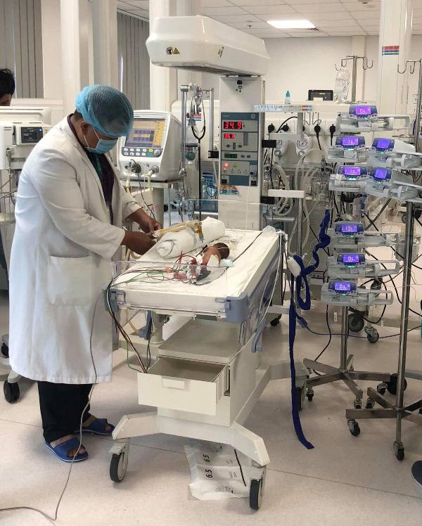 Phẫu thuật tim cứu sống bé sơ sinh nặng chỉ hơn nửa kg ảnh 1