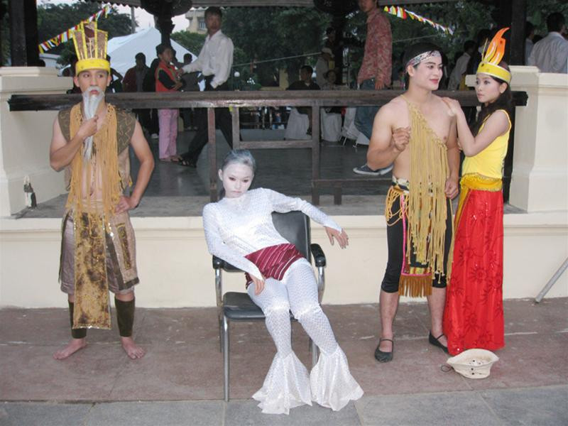 Người xem cũng rất hứng thú với những người mẫu trong vai Vua Hùng, Sơn Tinh... trong trạng thái tượng Người xem cũng rất hứng thú với những người mẫu trong vai Vua Hùng, Sơn Tinh... trong trạng thái tượng