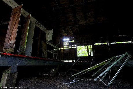 Một nhà kho trước đây chuyên dành để chứa than đá. Một nhà kho trước đây chuyên dành để chứa than đá