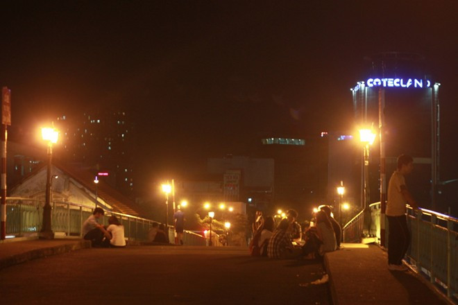 Trên cầu, thu hút nhiều người đến tự tập trò chuyện, dạo mát.