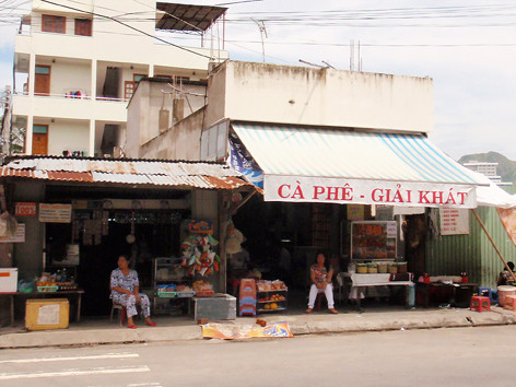 Nhà bà Dong bên trái, nhà bà Len bên phải, phía sau là nhà ông Hưng