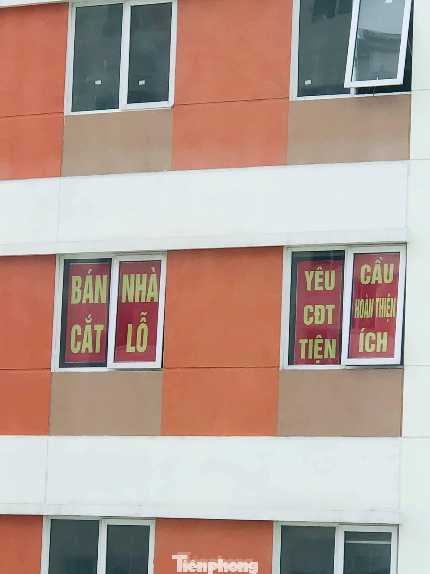 Cư dân băng rôn bán nhà cắt lỗ và yêu cầu chủ đầu tư hoàn thiện tiện ích thì bị cắt điện giữa đêm.