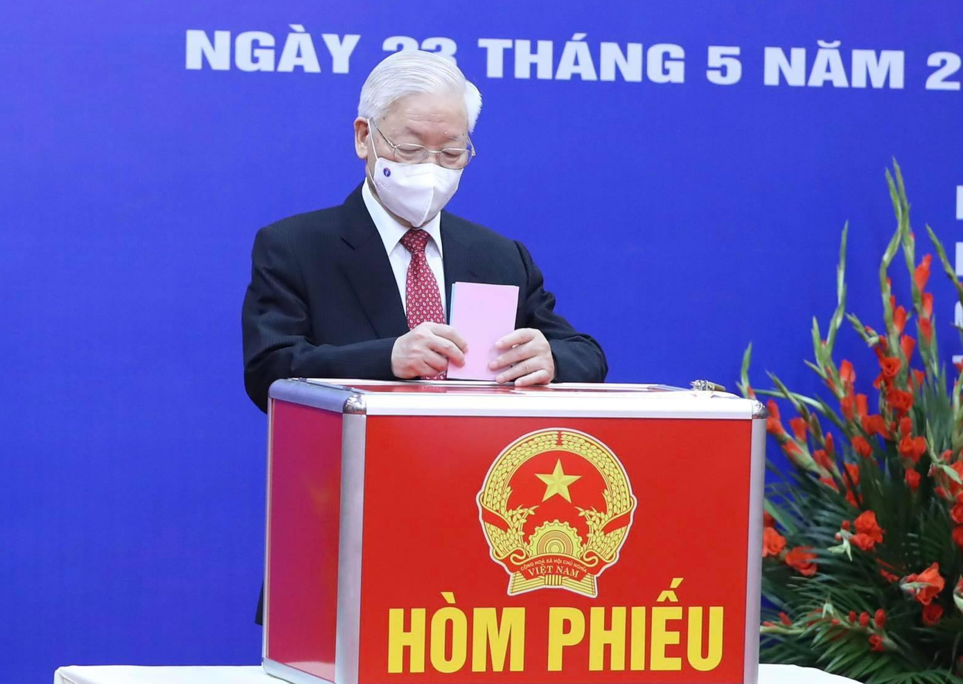 Tổng Bí thư Nguyễn Phú Trọng bỏ phiếu tại Khu vực bỏ phiếu số 4 (58 Nguyễn Du, Hai Bà Trưng, Hà Nội) thuộc đơn vị bầu cử số 1 TP Hà Nội. Tổng Bí thư Nguyễn Phú Trọng bỏ phiếu tại Khu vực bỏ phiếu số 4 (58 Nguyễn Du, Hai Bà Trưng, Hà Nội) thuộc đơn vị bầu cử số 1 TP Hà Nội.
