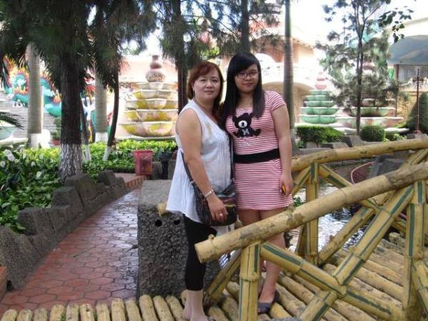 Hình Khánh chụp cùng mẹ 3 năm về trước