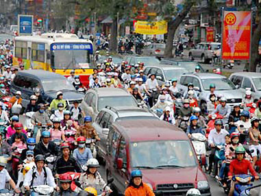 Các phương tiện tham gia giao thông phải chịu nhiều khoản phí 