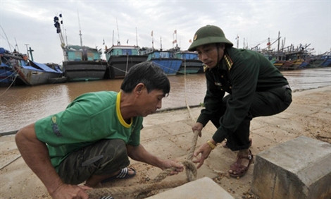 Bộ đội Biên Phòng tỉnh Quảng Trị và lực lượng tại chỗ kiểm tra bãi neo đậu tầu thuyện các ụ neo, dây cáp. Ảnh: Hoàng Anh