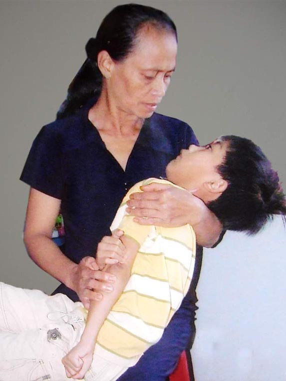 Hiếu lên cơn co giật trên tay mẹ