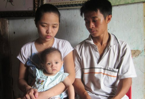 Bé Ánh cùng bố mẹ. Ảnh: Hải Bình.