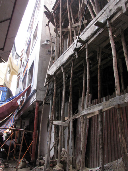 Một tòa nhà khác cạnh hai tòa số 2B và 2C cũng đang thi công dở dang. Một tòa nhà khác cạnh hai tòa số 2B và 2C cũng đang thi công dở dang