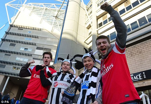 CĐV hai đội tỏ ra thân thiện trước giờ bóng lăn