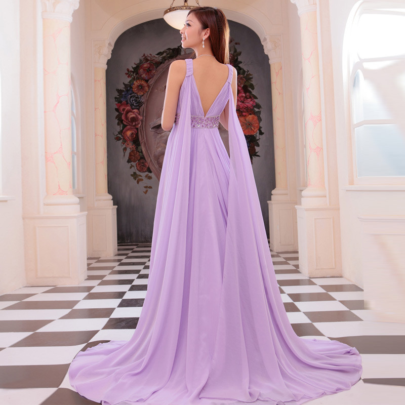 Từ hoa cưới... ...thiếp cưới ...những món đồ trang trí tại tiệc cưới tới trang phục của cô dâu chú rể để tràn ngập sắc tím thủy chung.