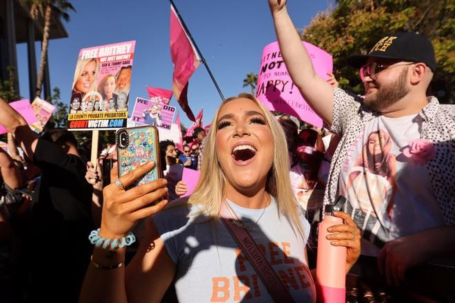 Nhiều fan đã có mặt bên ngoài nơi diễn ra phiên tòa, ngay khi tuyên bố quan trọng được đưa ra, họ đã nhảy múa, hò reo vui mừng ở bên ngoài (Ảnh: New York Post). Nhiều fan đã có mặt bên ngoài nơi diễn ra phiên tòa, ngay khi tuyên bố quan trọng được đưa ra, họ đã nhảy múa, hò reo vui mừng ở bên ngoài (Ảnh: New York Post).