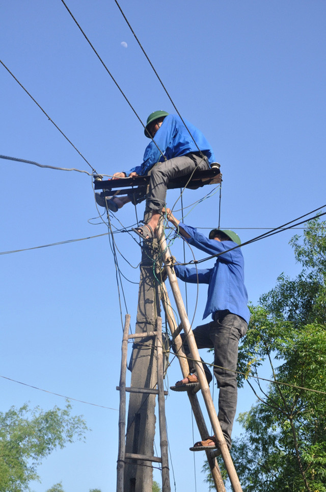 Thanh niên Hà Tĩnh sửa đường điện giúp dân. Thanh niên Hà Tĩnh sửa đường điện giúp dân