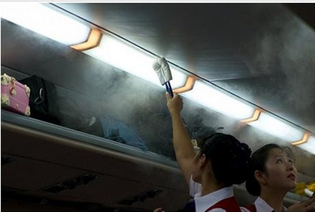 Để hành khách không thấy khó chịu, tiếp viên hàng không của hãng lau dọn cabin định kỳ