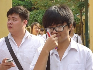 Thí sinh ra khỏi phòng thi môn văn (Ảnh: Nguyễn Anh/ Vietnam+). Thí sinh ra khỏi phòng thi môn văn (Ảnh: Nguyễn Anh/ Vietnam+)