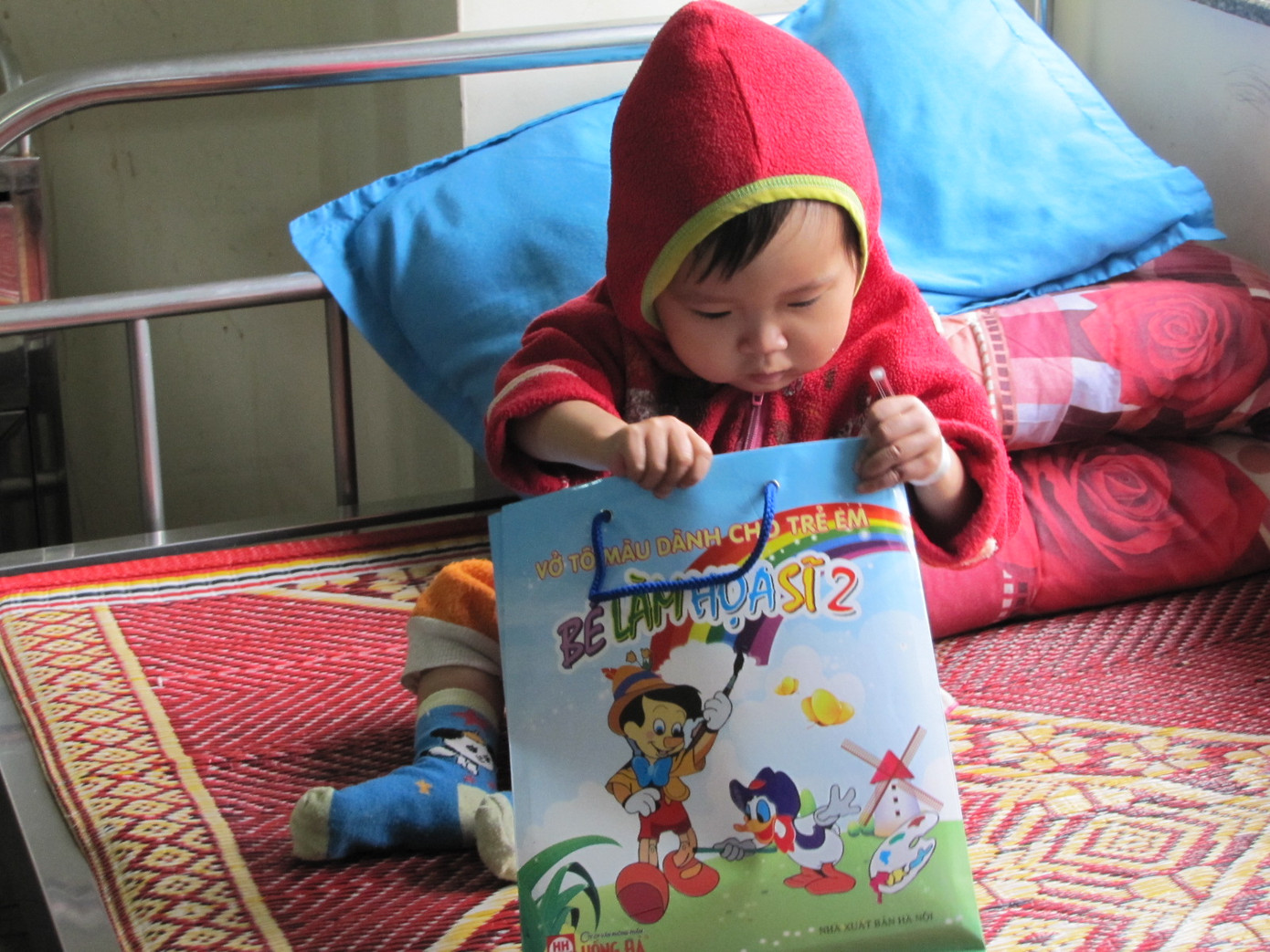 Niềm vui của các em khi được nhận quà. Niềm vui của các em khi được nhận quà