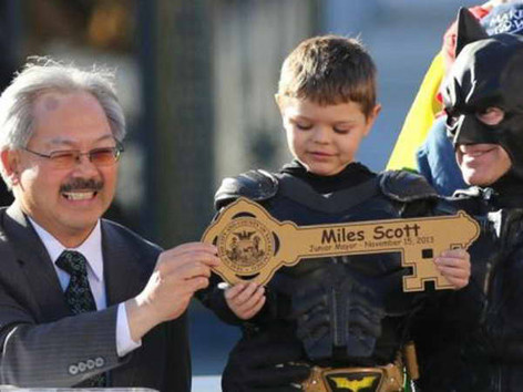 Thị trưởng Ed Lee trao tặng chìa khóa cho Batkid Miles . Thị trưởng Ed Lee trao tặng chìa khóa cho Batkid Miles