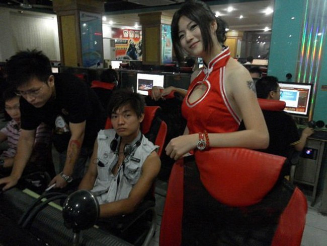 Ngoài khách hàng là các nam sinh....