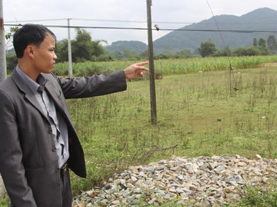Bí thư đoàn xã Đức Lạng Võ Vĩnh Tài bên mảnh đất hai vợ chồng hiến làm đường nông thôn 