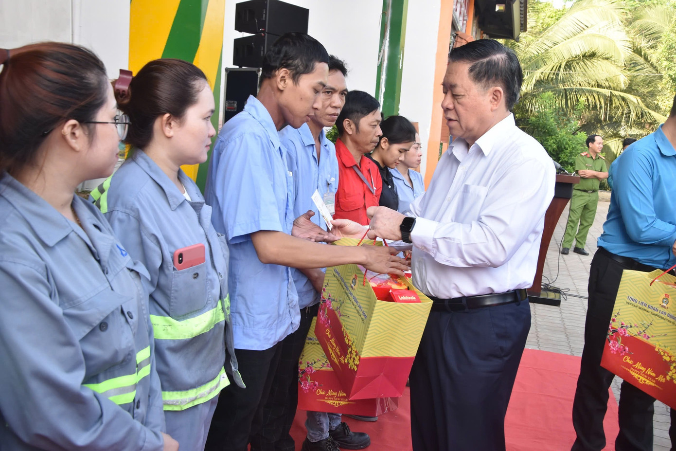 Đồng chí Nguyễn Trọng Nghĩa - Trưởng Ban Tuyên giáo Trung ương - tặng 200 suất quà cho công nhân có hoàn cảnh khó khăn đang làm việc tại các doanh nghiệp trong Khu công nghiệp Long Giang. Đồng chí Nguyễn Trọng Nghĩa - Trưởng Ban Tuyên giáo Trung ương - tặng 200 suất quà cho công nhân có hoàn cảnh khó khăn đang làm việc tại các doanh nghiệp trong Khu công nghiệp Long Giang.