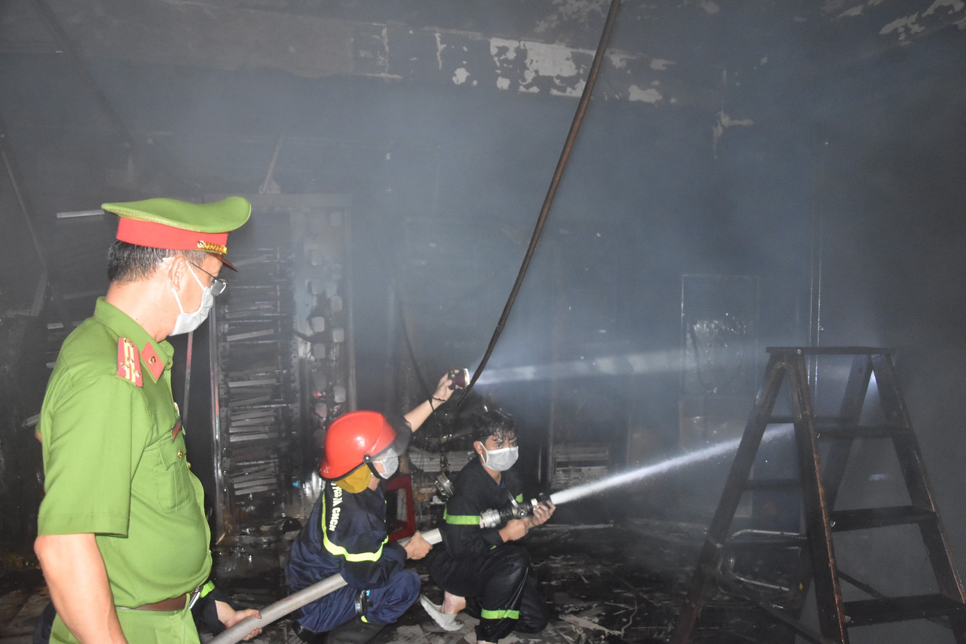 Công an tỉnh Tiền Giang huy động lực lượng chữa cháy tại trụ sở VNPT Tiền Giang.