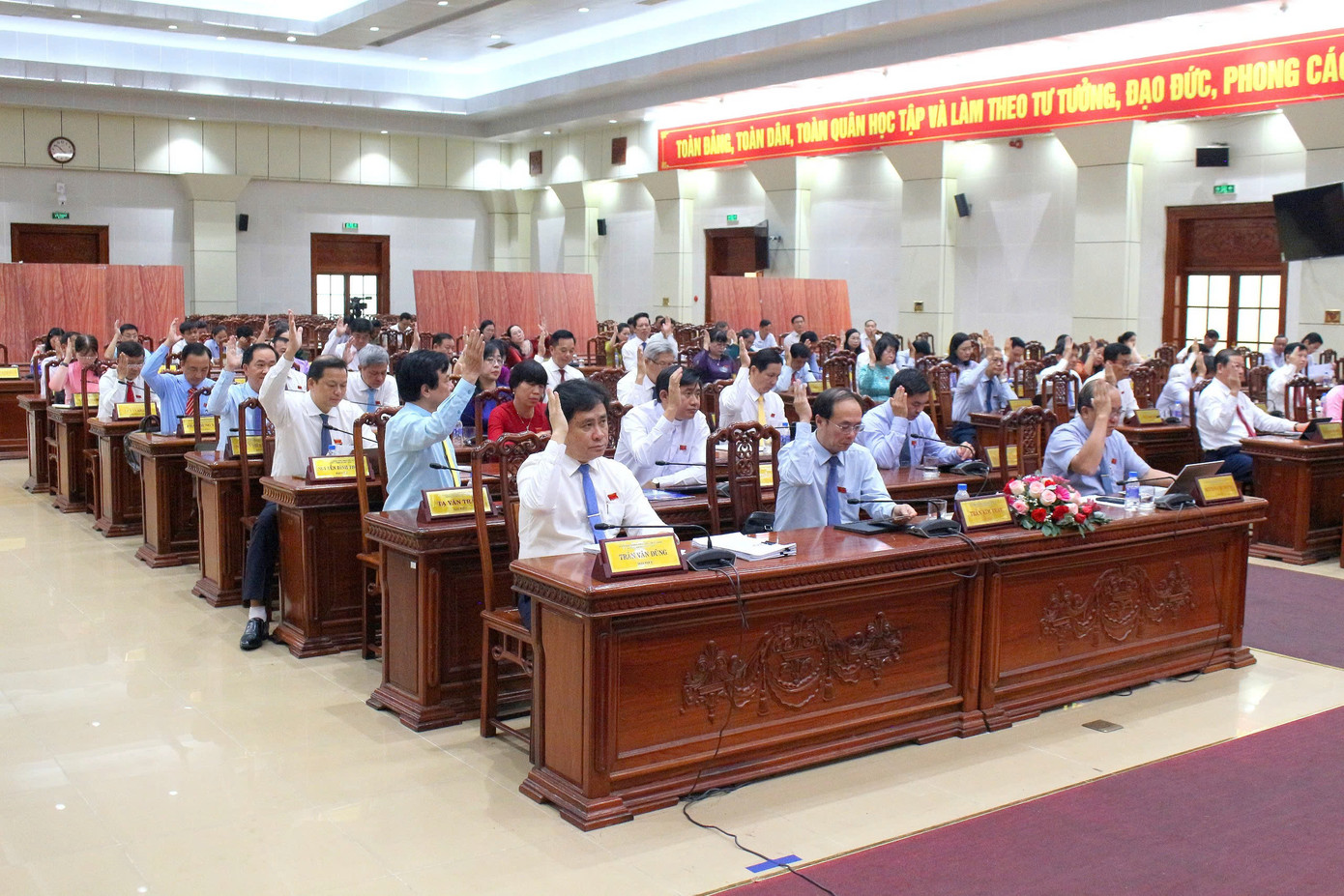 Các đại biểu tán thành, thông qua các nghị quyết. Các đại biểu tán thành, thông qua các nghị quyết.