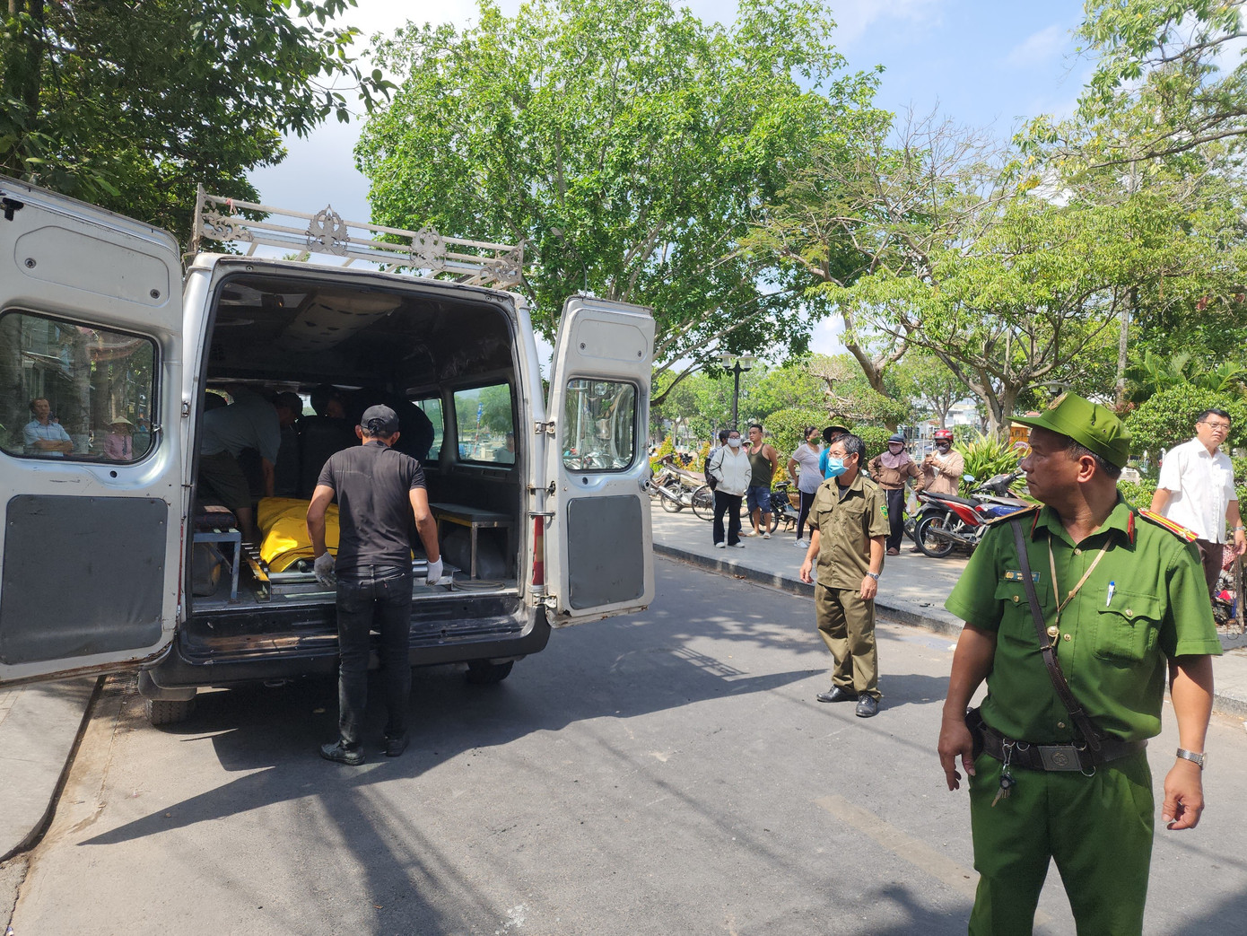 Thi thể các nạn nhân được đưa ra khỏi hiện trường.