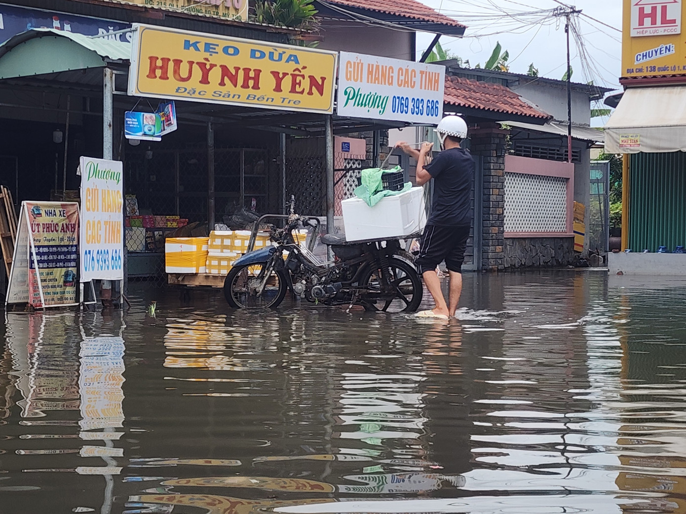 Người dân bì bõm lội nước vận chuyển hàng hoá. Người dân bì bõm lội nước vận chuyển hàng hoá.
