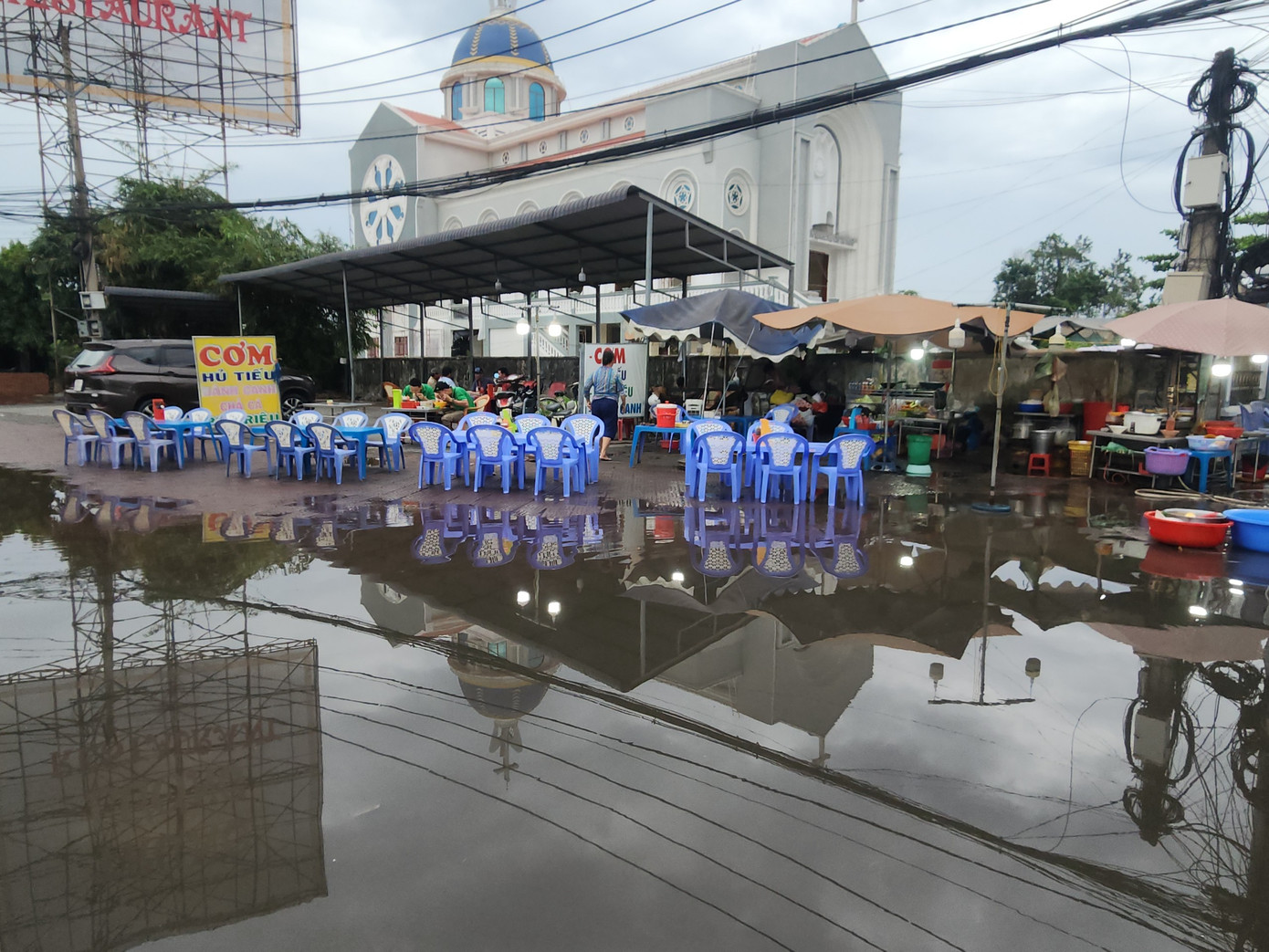 Hàng quán vắng khách do triều cường dâng cao gây ngập. Hàng quán vắng khách do triều cường dâng cao gây ngập.