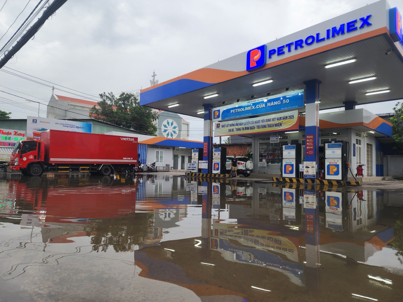 Cây xăng cũng bị ngập nặng. Cây xăng cũng bị ngập nặng.