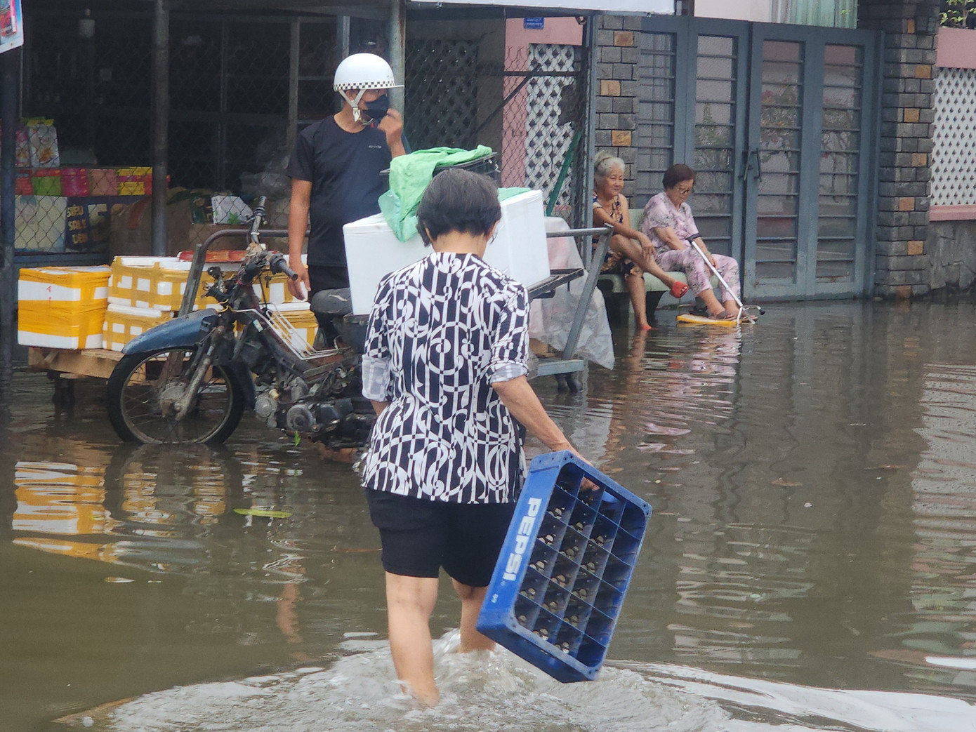Người dân bì bõm lội nước. Người dân bì bõm lội nước.
