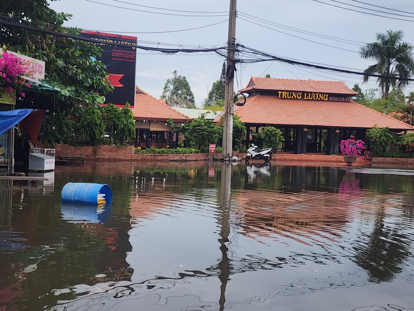 Trước cửa nhà hàng Trung Lương là biển nước. Trước cửa nhà hàng Trung Lương là biển nước.