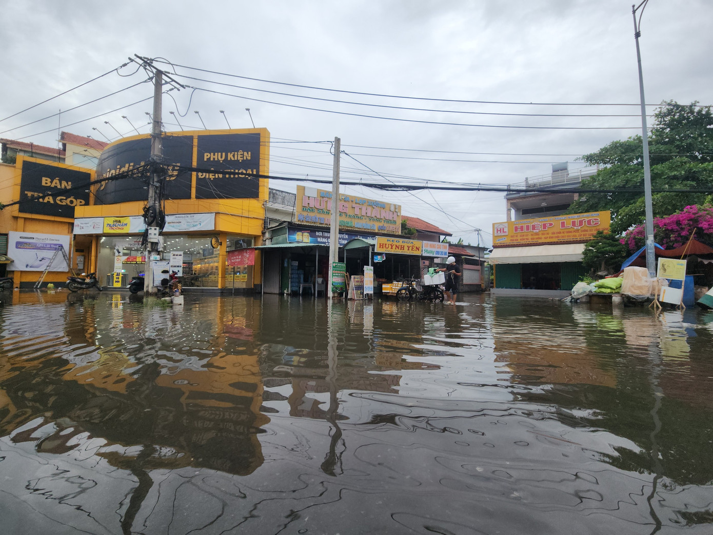 Khu vực vòng xoay Trung Lương ngập mênh mông. Khu vực vòng xoay Trung Lương ngập mênh mông.