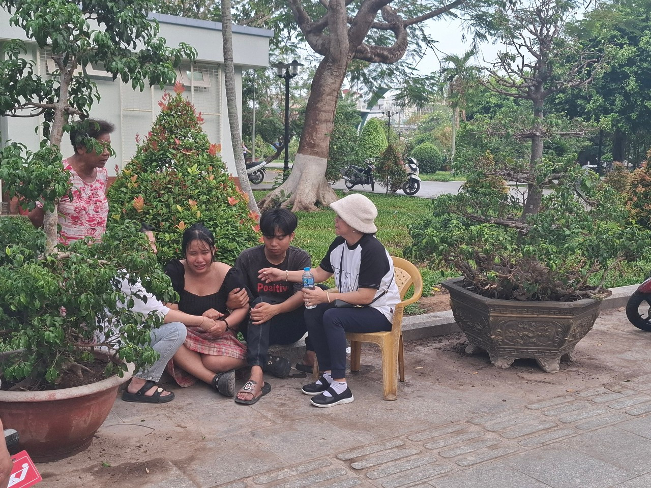 Người nhà nạn nhân có mặt ngay khi nhận được tin. Người nhà nạn nhân có mặt ngay khi nhận được tin.