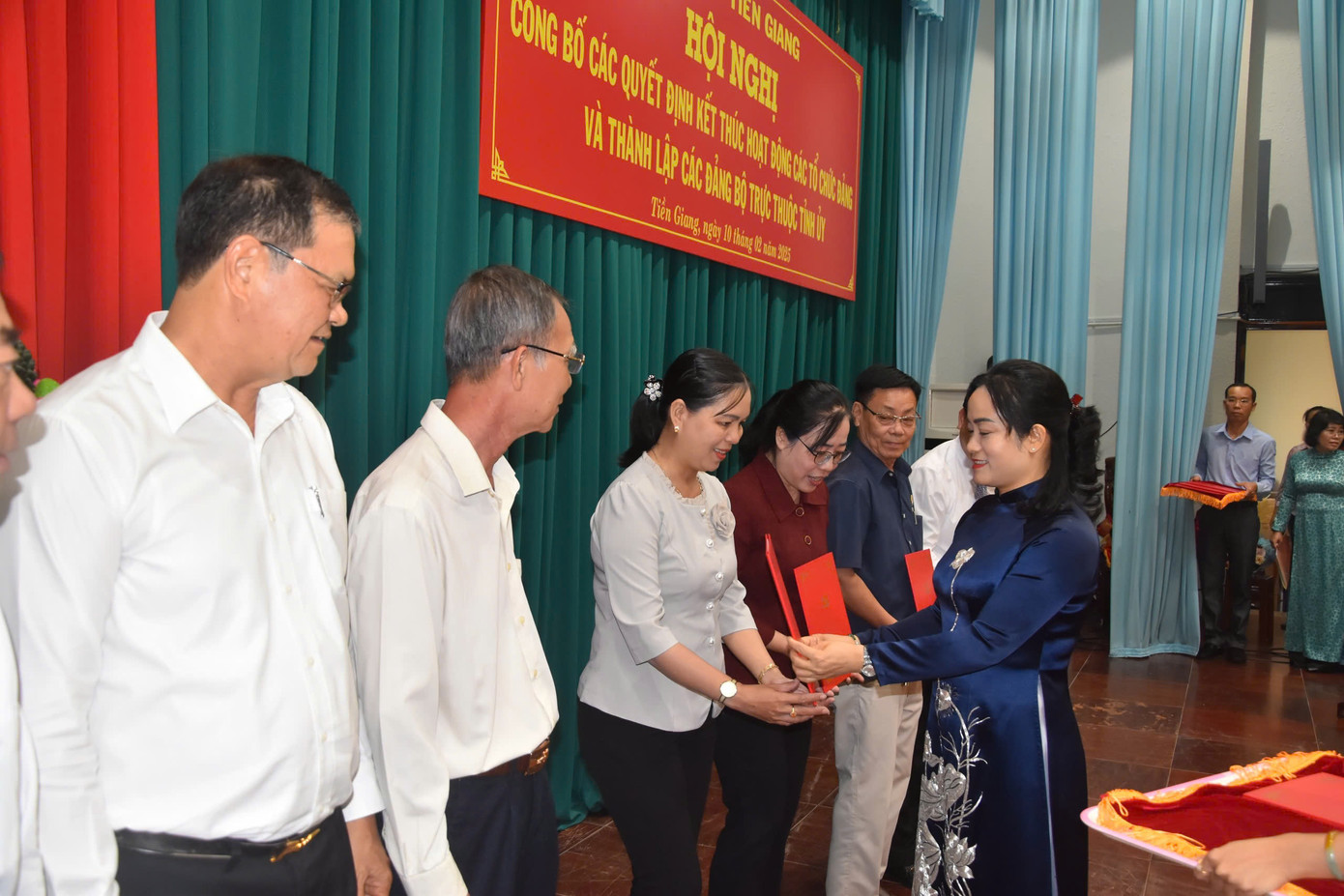 Bà Nguyễn Hải Trâm trao quyết định kết thúc hoạt động của bảy đảng đoàn của tỉnh Tiền Giang. Bà Nguyễn Hải Trâm trao quyết định kết thúc hoạt động của bảy đảng đoàn của tỉnh Tiền Giang.