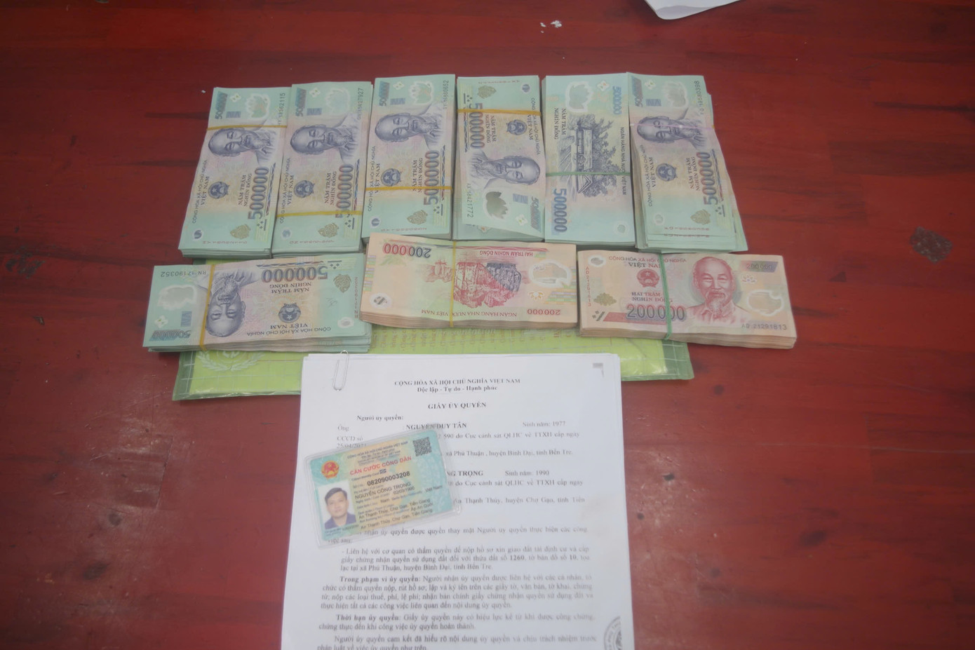 Số tài sản bị mất được em Phát giao cho cơ quan công an. Số tài sản bị mất được em Phát giao cho cơ quan công an.