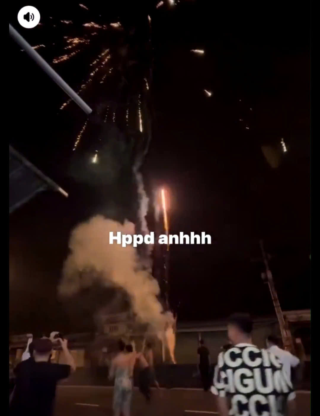 Nhóm thanh thiếu niên đốt pháo hoa rồi nhảy múa, quay phim.