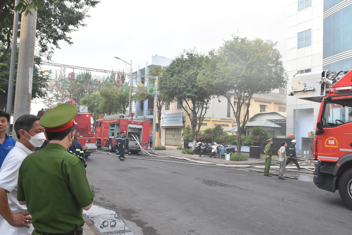 Hiện công tác chữa cháy vẫn đang rất khẩn trương. Hiện công tác chữa cháy vẫn đang rất khẩn trương.