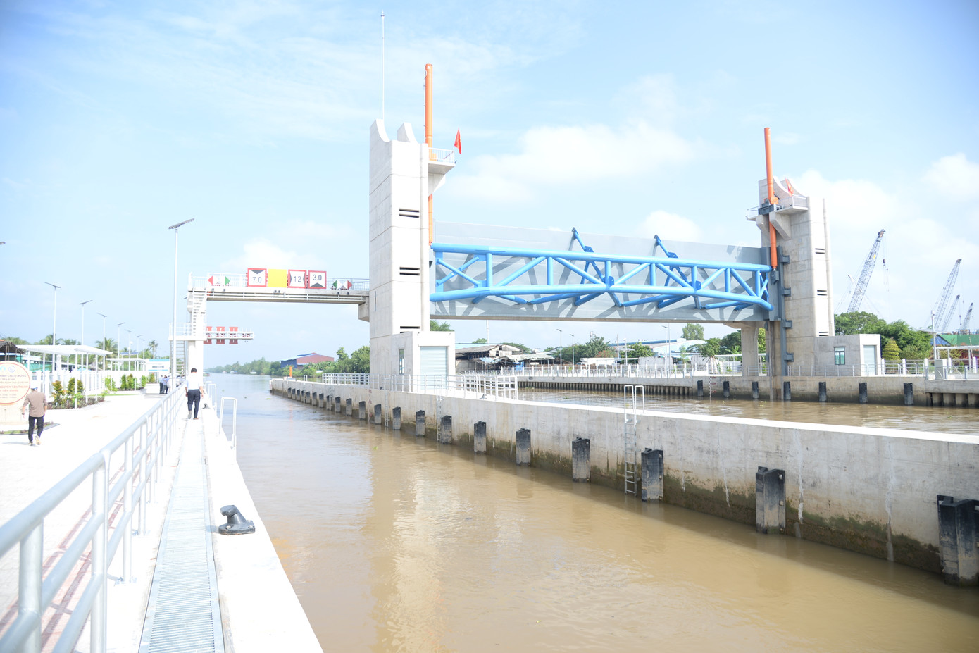 Tỉnh Tiền Giang đã đóng khẩn cống âu Nguyễn Tấn Thành để ngăn mặn.