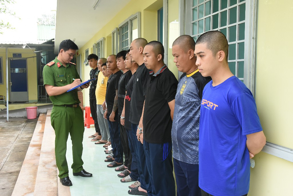 Các đối tượng bị khởi tố về tội "Gây rối trật tự công cộng". Ảnh: Lê Hoài