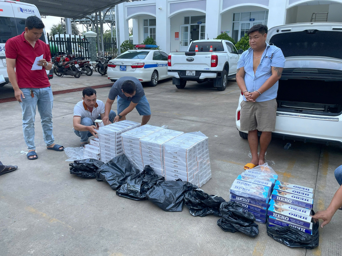 Đối tượng và tang vật vụ vận chuyển thuốc lá lậu.